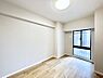 寝室：爽やかな日差しがお部屋全体を優しく包み込んでくれます