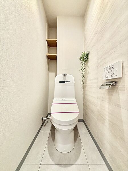 明るく清潔感のあるトイレです。
