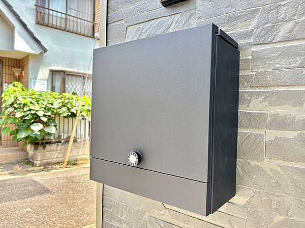 外観「無料オンライン相談」受付中!シンプルデザインのポスト。