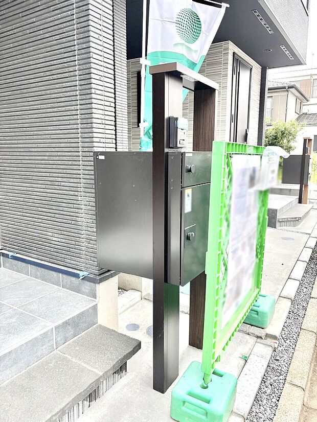 シンプルデザインのポスト。
