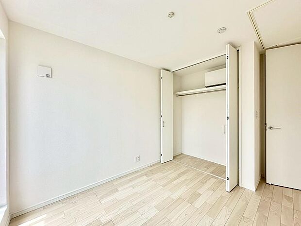 お子さまのお部屋としても!衣類の整理整頓に便利なクローゼット付きの洋室。