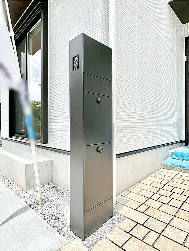 表札・インターホン・ポスト・宅配BOXをひとつに集約。エントランスになじむシンプルデザイン。