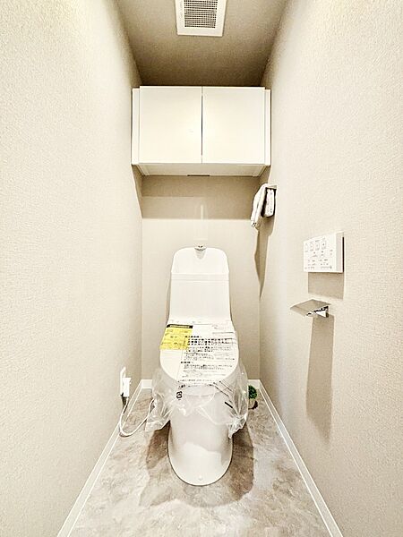 明るく清潔感のあるトイレです。