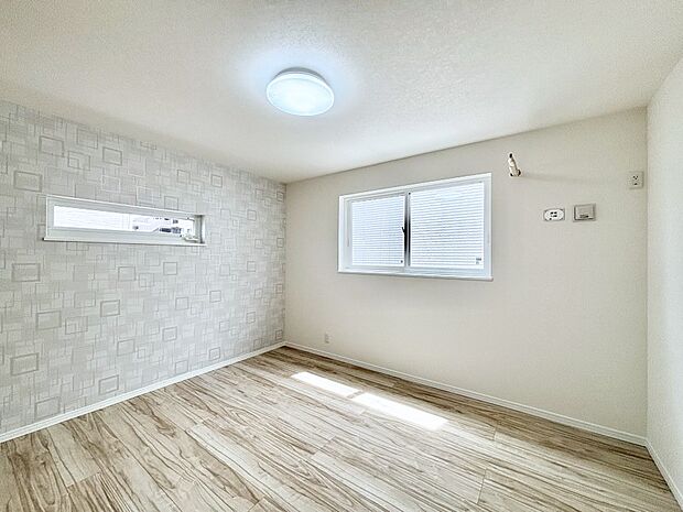 2面採光の洋室。窓から入り込む陽光がお部屋全体を優しく包み込みます!