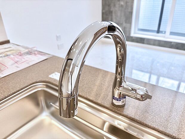 センサーに手をかざすだけで吐水/止水ができるタッチレス水栓。浄水器付き。