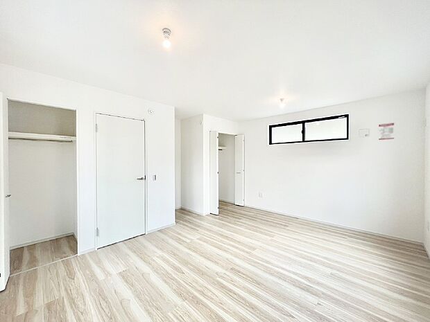 ライフスタイルに合わせて2部屋として活用できる広々とした洋室