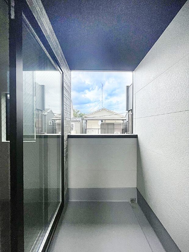 ゆったりバルコニーだから沢山お洗濯ものを干せます。