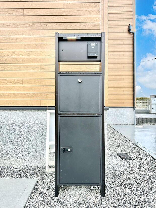 表札・インターホン・ポスト・宅配BOXをひとつに集約。エントランスになじむシンプルデザイン。