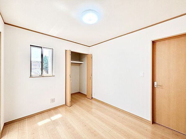 やさしい光がさしこむ居室はしっかり収納付き