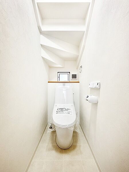 明るく清潔感のあるトイレです。