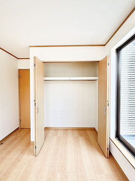 毎日着る衣類や荷物などの収納に便利なクローゼット付きです。