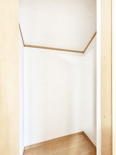 廊下収納。掃除道具や季節の小物を収納することができます。