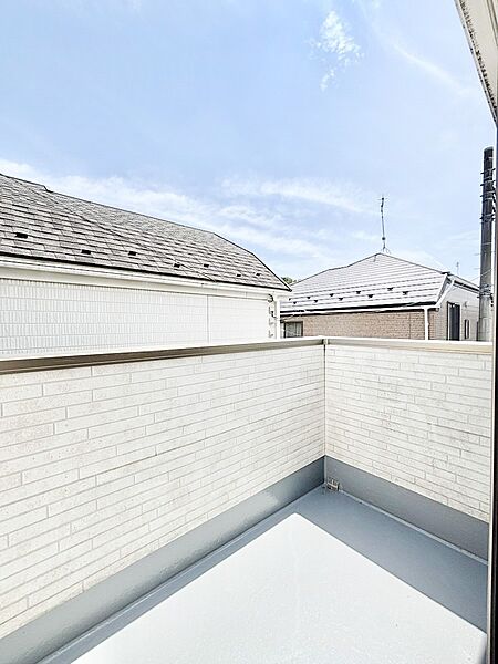 暖かな陽光が降り注ぐバルコニー。爽やかな風も心地よいです。