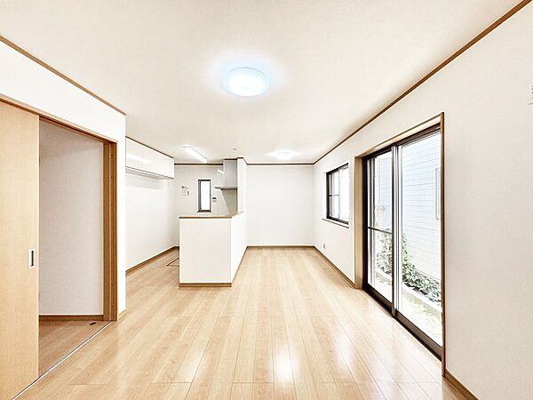 家族の笑顔が自然と生まれてくる、そんな雰囲気のダイニングに仕上がっています
