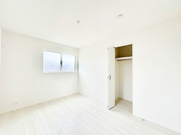 お子さまのお部屋としても!衣類の整理整頓に便利なクローゼット付きの洋室。