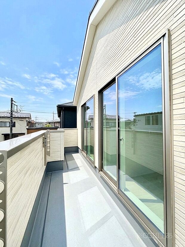 2部屋から出入りできるバルコニーで毎日のお洗濯やお布団干しもラクラク快適に!