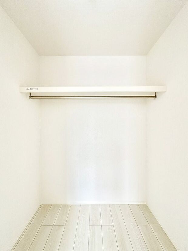 衣類をハンガーに掛けたまま収納できるWIC。衣類の整理整頓がしやすくて便利です!