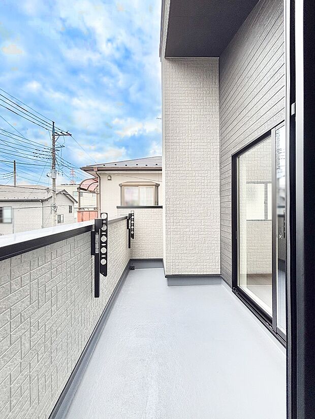 ゆったりバルコニーだから沢山お洗濯ものを干せます。