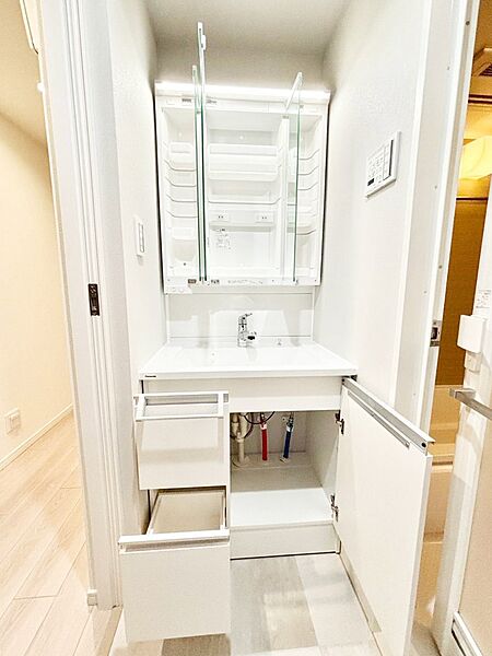 設備「無料オンライン相談」受付中！三面鏡の裏に、化粧品や衛生用品などを収納可能。