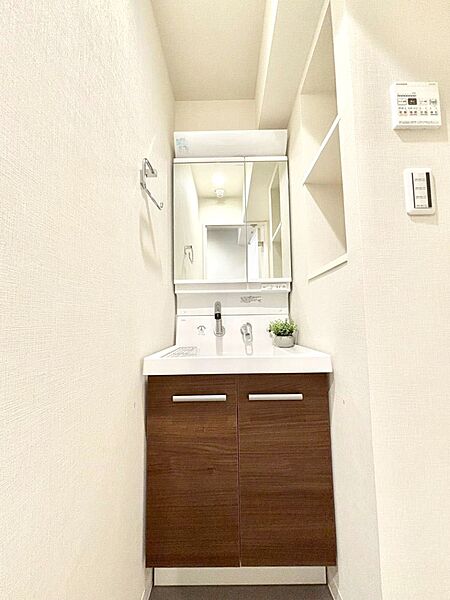 清潔感ある洗面化粧室で朝の身支度も快適