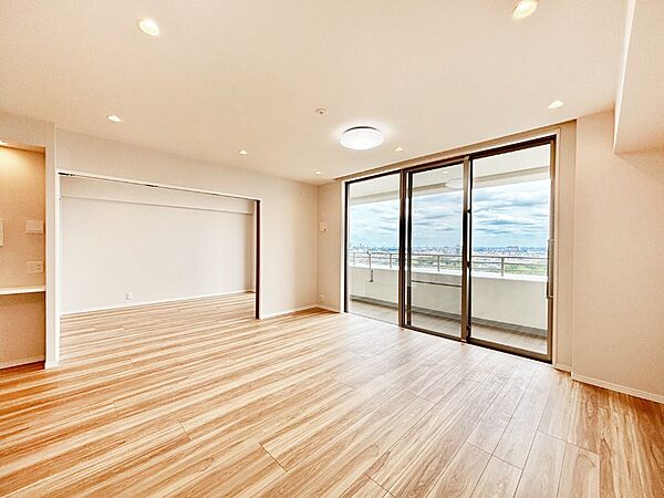 内装「無料オンライン相談」受付中！寛ぎの雰囲気に満たされるリビングダイニング