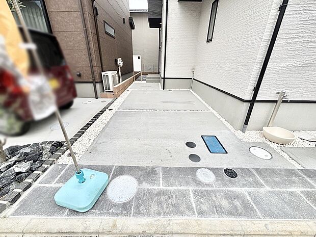 外観「無料オンライン相談」受付中！生活に欠かせない駐車スペース。