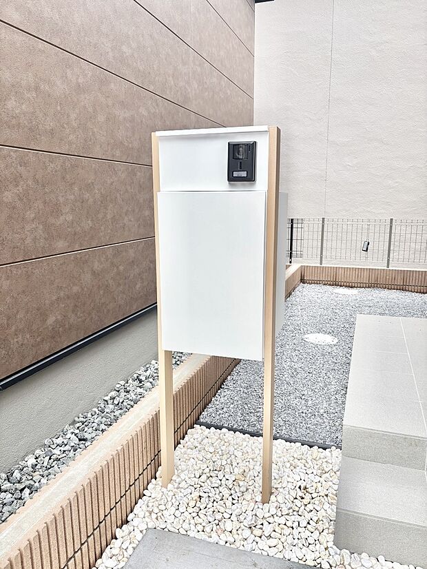 外観「無料オンライン相談」受付中!表札・インターホン・ポストをひとつに集約。