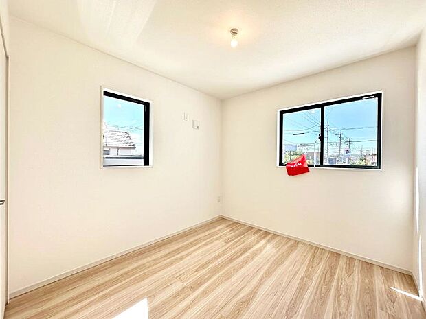 2面採光で気持ちよく自然光が取り入れられるのでお子様のお部屋にもピッタリ