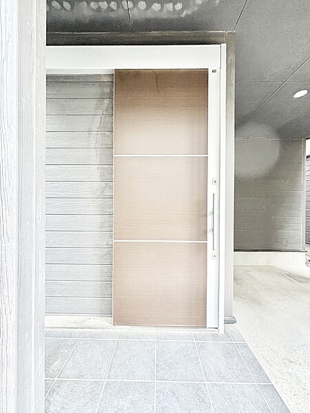 外観「無料オンライン相談」受付中！玄関前は雨が降っても濡れにくい屋根付き
