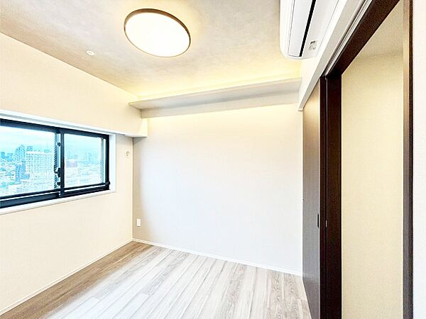 内装「無料オンライン相談」受付中！窓からのやさしい光が心地よいプライベートルーム