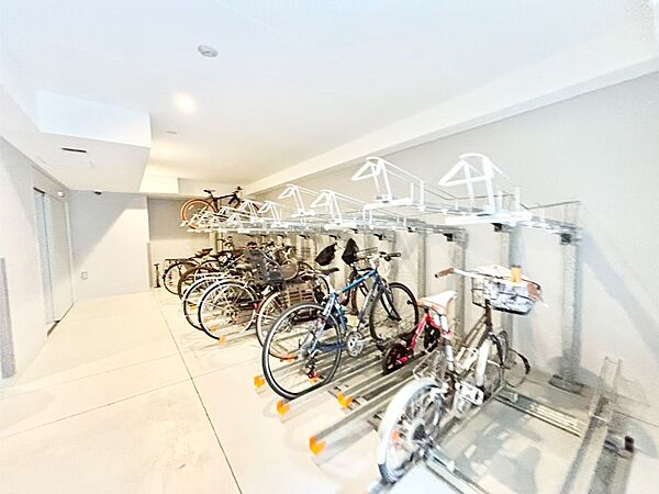 外観「無料オンライン相談」受付中！駐輪場は屋根付き