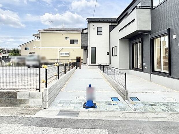 2台(車種による)駐車可!ご家族みんなの自転車も置ける広々カースペース。