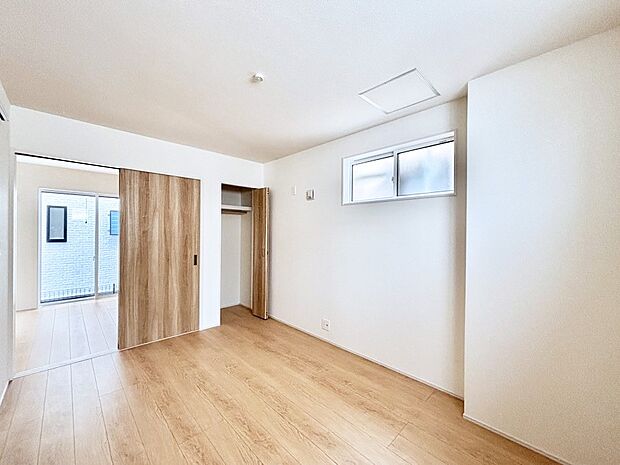 お子さまのお部屋としても!衣類の整理整頓に便利なクローゼット付きの洋室。