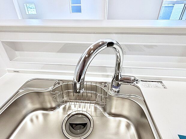 水栓に触れずに吐止水ができるタッチレス水栓。浄水器付き。