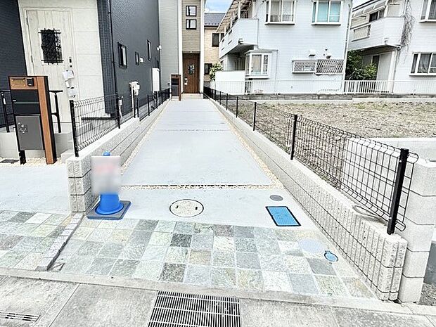 2台(車種による)駐車可!ご家族みんなの自転車も置ける広々カースペース。