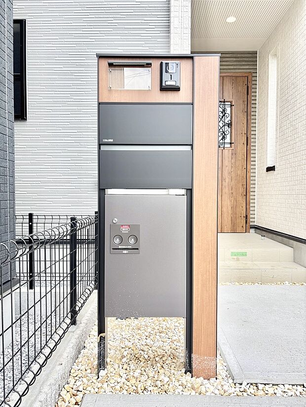 表札・インターホン・ポスト・宅配BOXをひとつに集約。エントランスになじむシンプルデザイン。