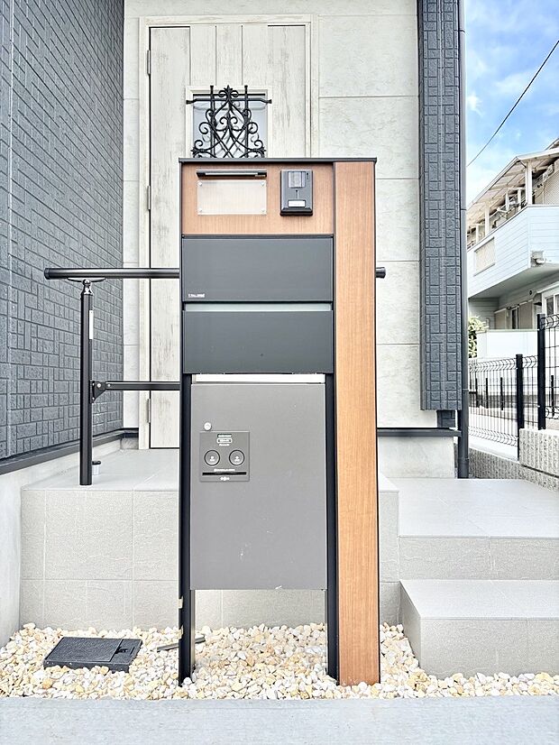表札・インターホン・ポスト・宅配ＢＯＸをひとつに集約。エントランスになじむシンプルデザイン。