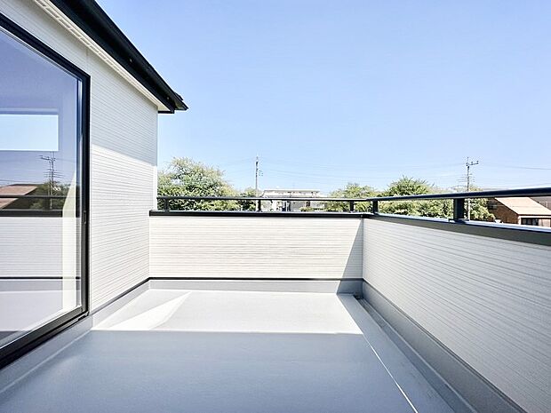 ゆったりバルコニーだから沢山お洗濯ものを干せます。