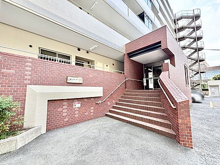 綺麗なエントランスは、居住者を優しく迎えいれてくれます  