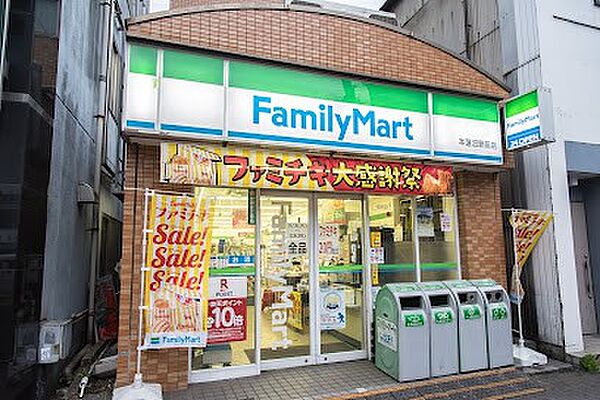 コンビニ 290m ファミリーマート 本蓮沼駅前店