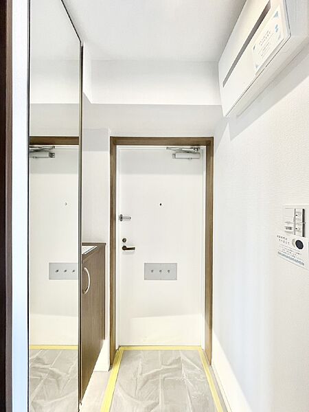 ミラー付きシューズボックスはお出かけ前の身だしなみチェックに便利