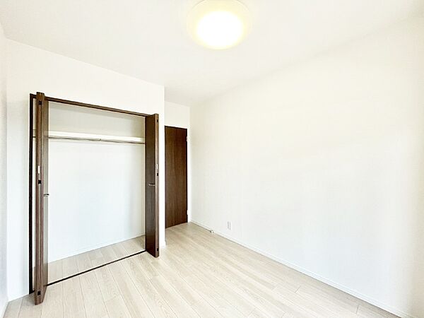 お子さまのお部屋としても！衣類の整理整頓に便利なクローゼット付きの洋室。