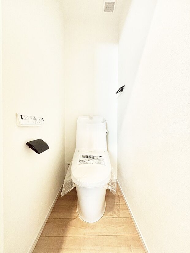 明るく清潔感のあるトイレです。