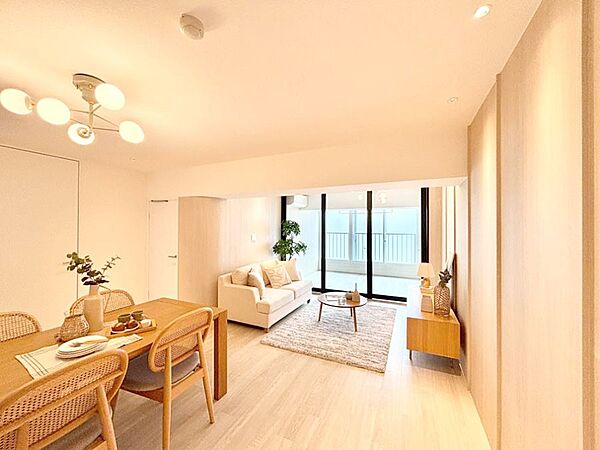 内装「無料オンライン相談」受付中！大きな窓からたっぷりの陽光と風を感じられるリビング