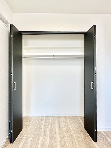 洋室クローゼット。奥行きがあるので厚手の衣類もすっきり収納できます。　