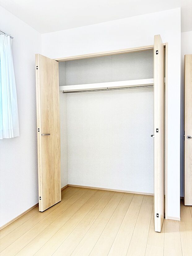 内装「無料オンライン相談」受付中!洋室のクローゼット。奥行きがあるので厚手の衣類もすっきり収まります。
