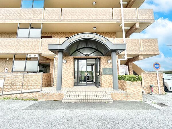 外観 綺麗なエントランスは、居住者を優しく迎えいれてくれます