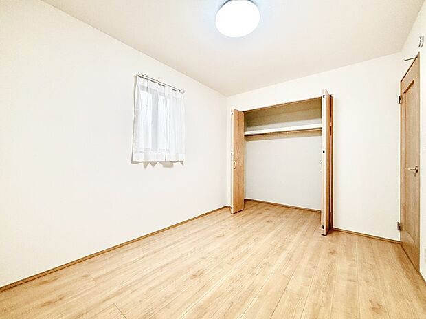 やさしい光がさしこむ居室はしっかり収納付き