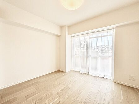 内装「無料オンライン相談」受付中!明るいバルコニーサイドに洋室を設置。目覚めの良い寝室に。