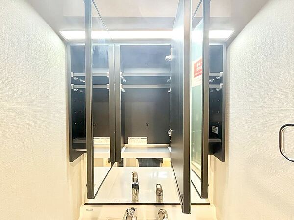 設備「無料オンライン相談」受付中！三面鏡の裏に、化粧品や衛生用品などを収納可能
